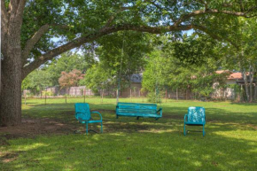 Clover Haus 2 Blks to Main St with Pool and Spa!